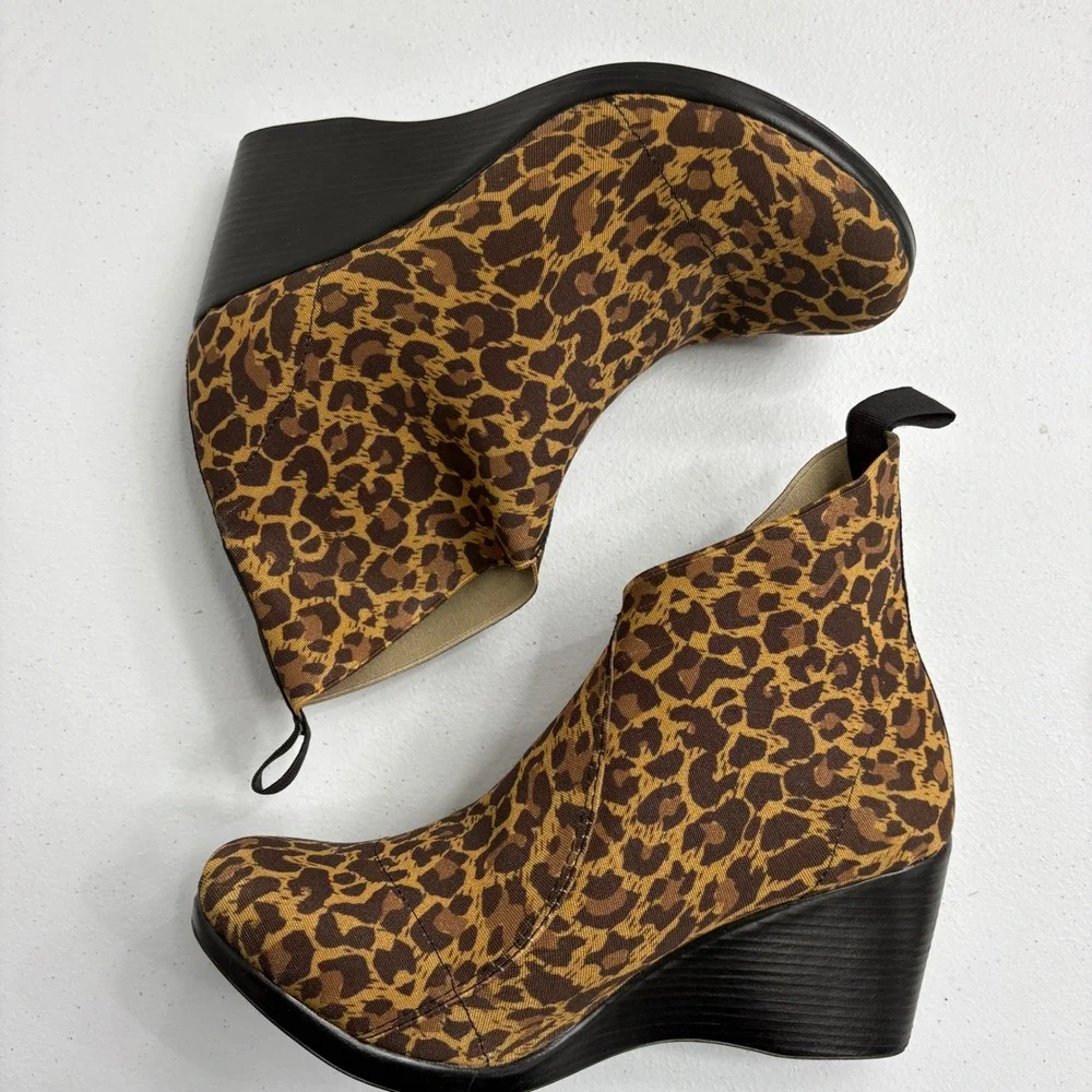 Charleston Shoe Co. Boot Cheetah Leopard animal Print Wedge Ankle Slip On Size 9